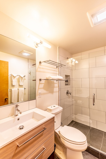 Bathroom, Modern 1 bedroom in Ski Trails by RedAwning, Placer