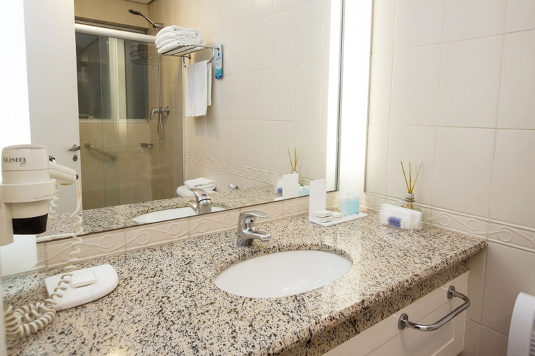 Bathroom 5, Bristol International Airport Hotel, Guarulhos