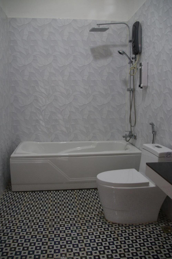 Bathroom 5, Kampheak Roath Bungalows, Kampot