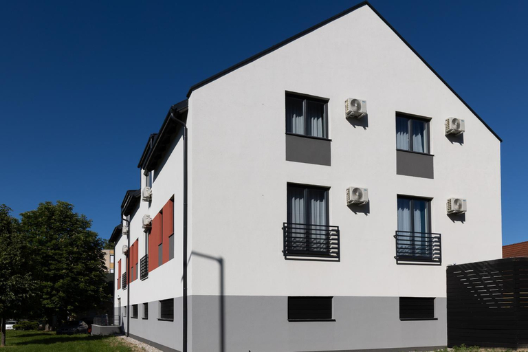 Others 2, Dotis Apartman Tata, Tata