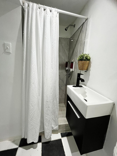 Bathroom 3, Janer House
