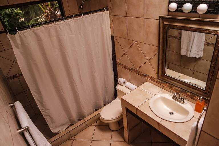 Bathroom 4, La Riviera Hotel B&B, Belén