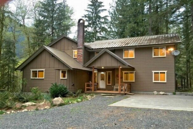 Exterior & Views 1, Mt Baker Lodging Cabin 3 Sleeps 26, Whatcom