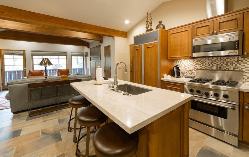 Private kitchen, Studio Hotel Room by RedAwning, Summit