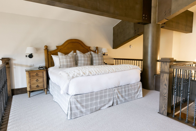 Room 5, Sultan Studio Loft Hotel Room by RedAwning, Summit