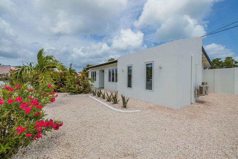 Exterior & Views 2, NEW Modern 3 Bedroom 10 Minute Walk to the Beach