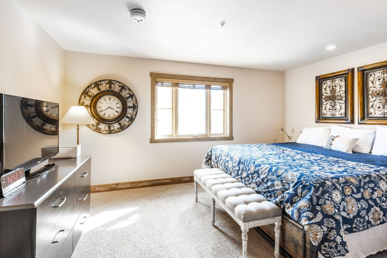 Room 5, Jupiter Inn, Summit