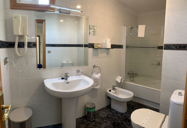 Bathroom 4, Hotel Miramar, Pontevedra