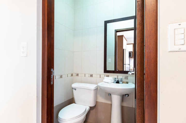 Bathroom 4, 2br2 5BA Townhouse w Pool 3min Walk 2 Eaglebeach