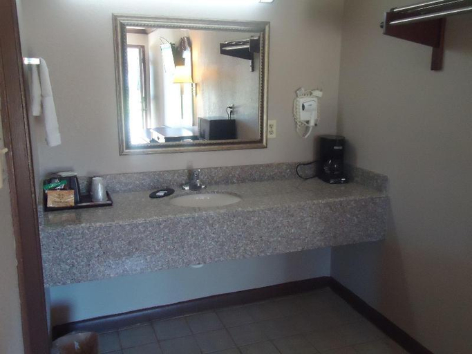 Bedroom 4, Economy Inn, Lafayette