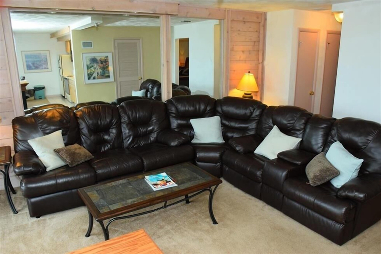 Others 1, Seven Springs 3 BR Condo, Mountain Views! by RedAwning, Somerset
