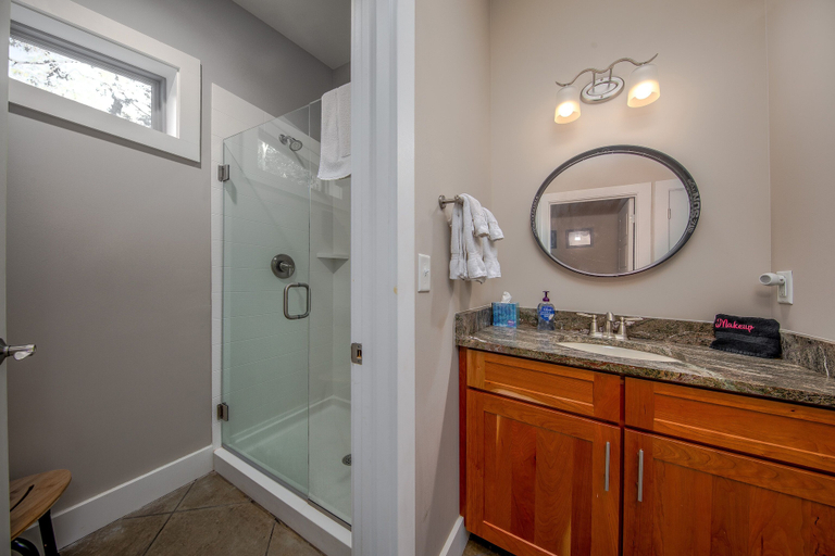 Bathroom 3, Pilot Cove Forest Lodging, Transylvania