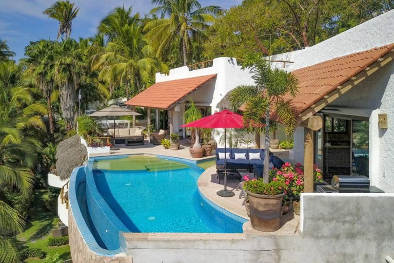 Sport & Beauty 5, Villa Kiwi. Huge Pool, Steps To Town n Beach. 6 plus BRM 7.5 BTH 3 KCN, Compostela
