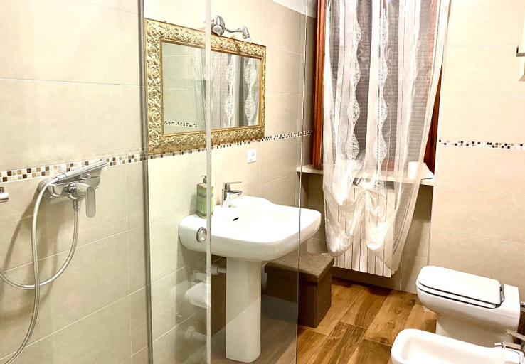 Bathroom 12