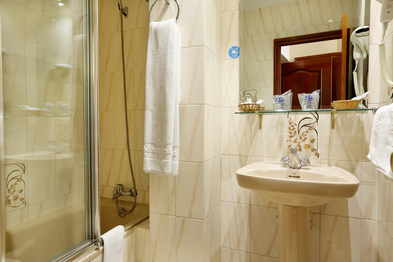Bathroom 2, Hostal Macarena, Madrid