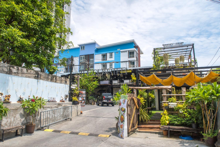 Food & Drinks, The Quarter Wutthakat, Chom Thong