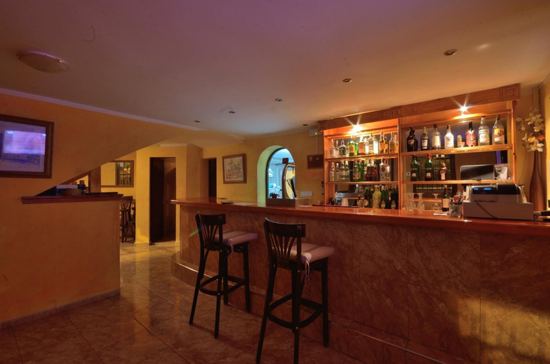 Others 3, Hostal Atlanta, Baleares