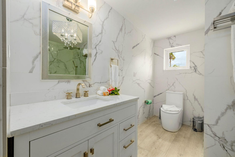 Bathroom 4, NEW Modern 3 Bedroom 10 Minute Walk to the Beach