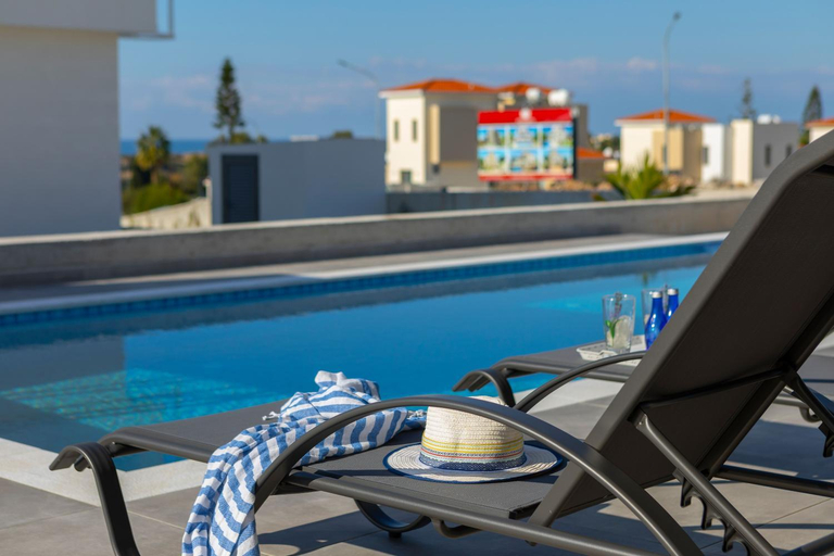 Others 4, Villa Marlene, walking distance to Coral Beach!