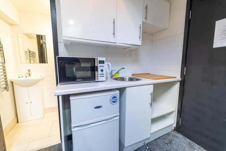 Private kitchen 4, 1 Bedroom Studio Near the City, Birmingham