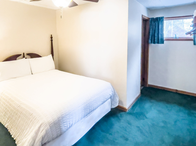 Bedroom 3, Sara Placid Inn and Suites, Essex