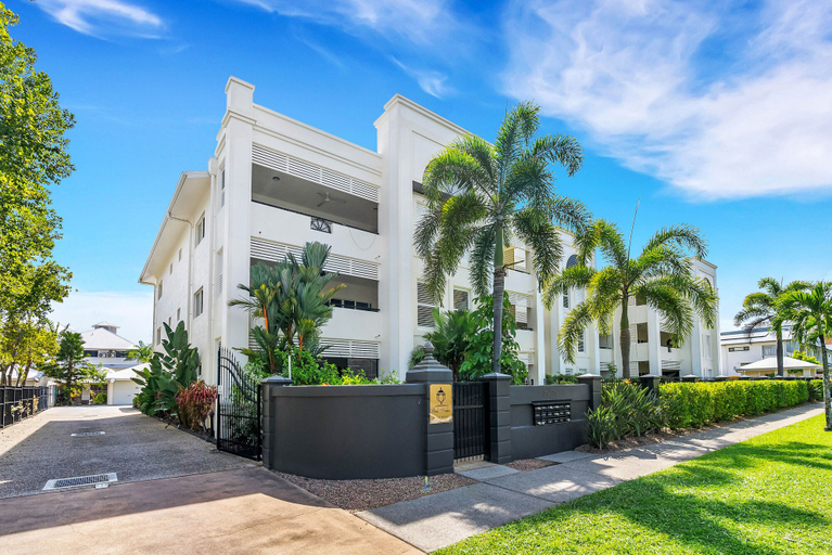 Exterior & Views, Spacious 3-beds w Direct Access to Pool, Cairns
