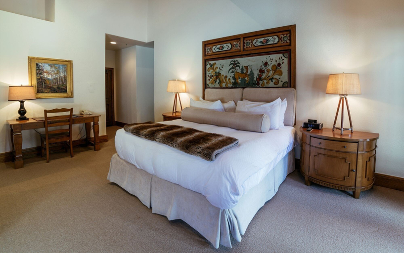 Bedroom 2, Luxury King Room Hotel Room by RedAwning, Summit