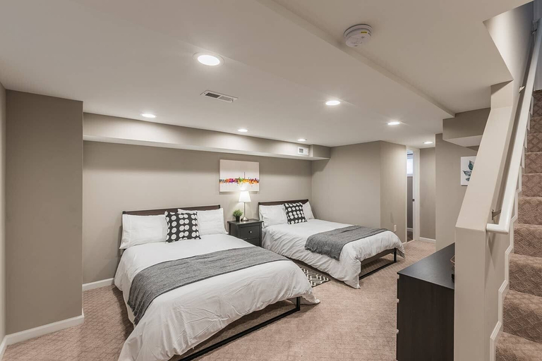 Room 2, Beautiful 3br/2ba House with cozy backyard by CozySuites, Alexandria