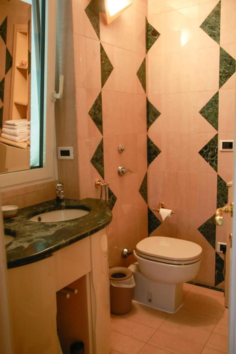 Bathroom 3, L'echelle Rouge, Alpes-Maritimes