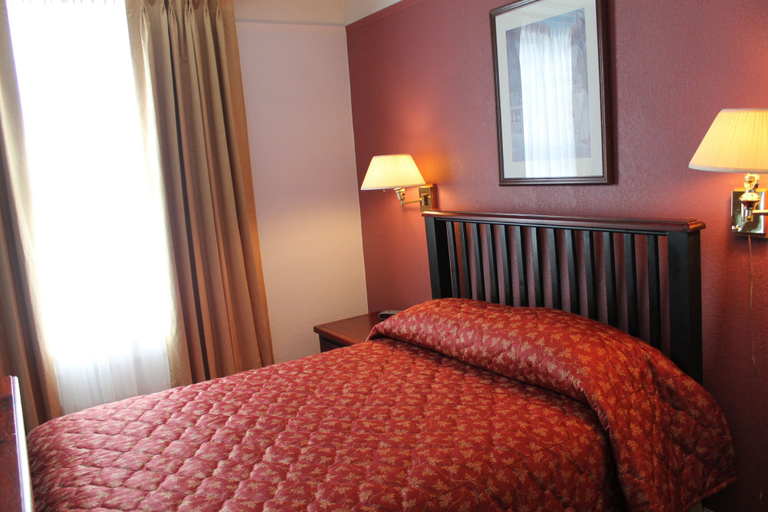 Bedroom 3, James Bay Inn Hotel & Suites, Capital