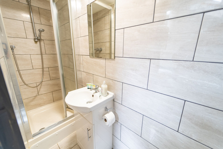 Bathroom 3, Beautiful 1-bed Studio in Birmingham, Birmingham