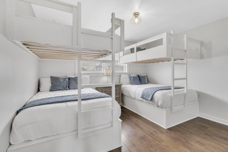 Room 5, Windsical Escape 2 Bedroom Home by RedAwning, Galveston