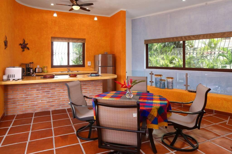 Food & Drinks 4, Villa Kiwi. Huge Pool, Steps To Town n Beach. 6 plus BRM 7.5 BTH 3 KCN, Compostela