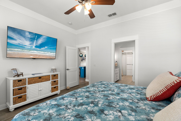 Room 4, Sea Pointer Inn - Private Beach House With Pool 3 Bedroom Home by RedAwning, Cameron