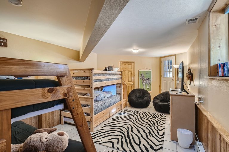 Room 5, Moose Hill Lodge 5 Bedroom Home by RedAwning, Summit