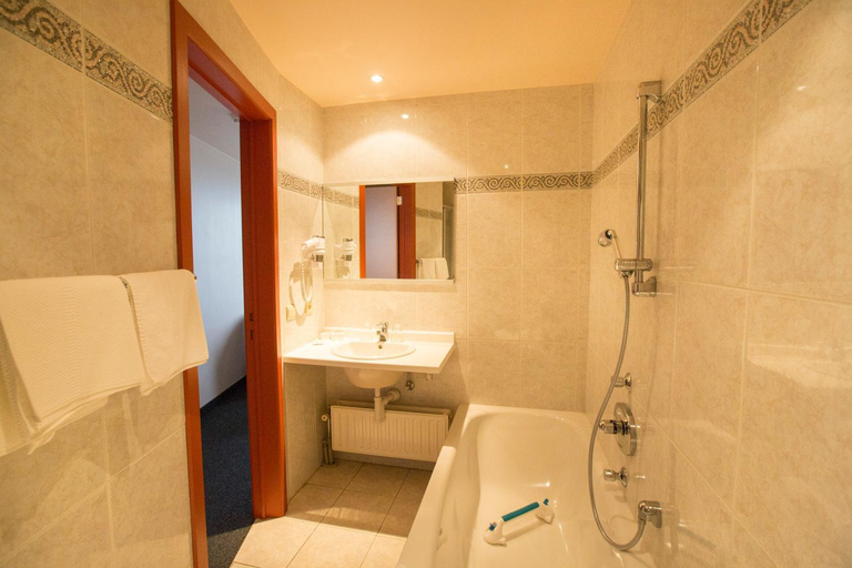 Bathroom 2, Hotel Rubens, West-Vlaanderen