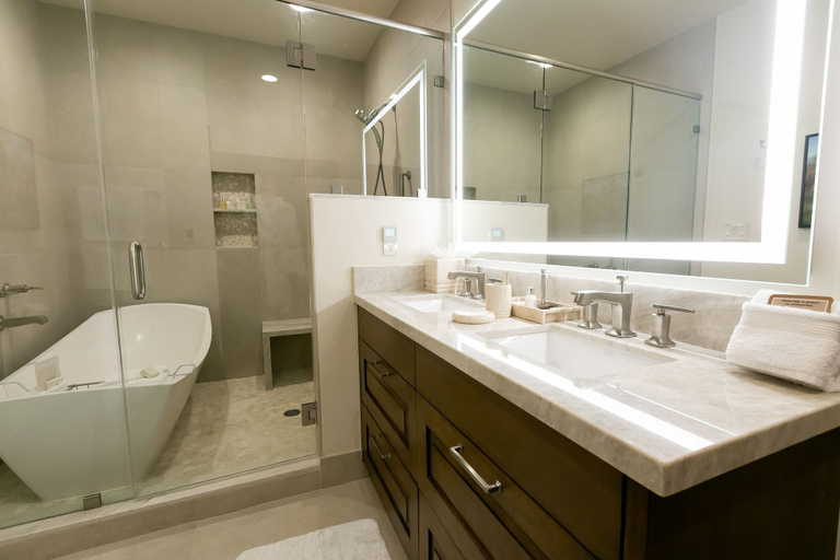 Bathroom, Sultan Studio Loft Hotel Room by RedAwning, Summit
