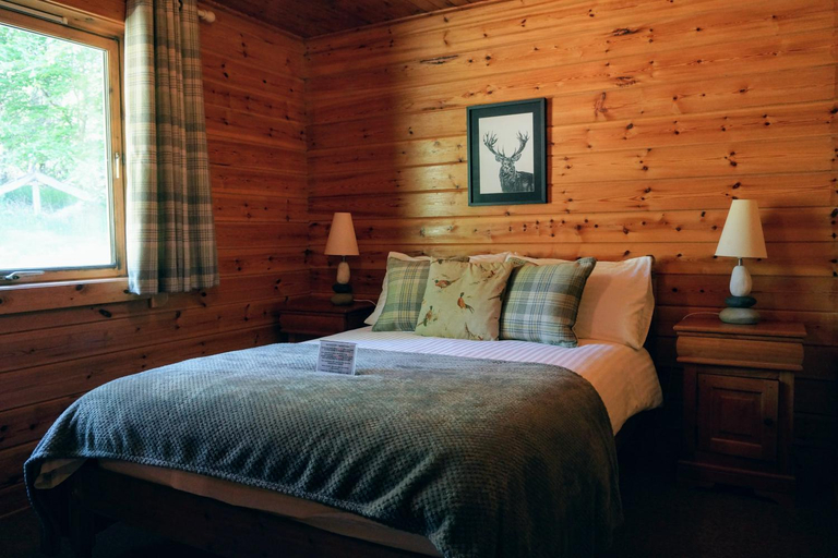 Bedroom, Cosy Rowan woodland lodge no1, Stirling