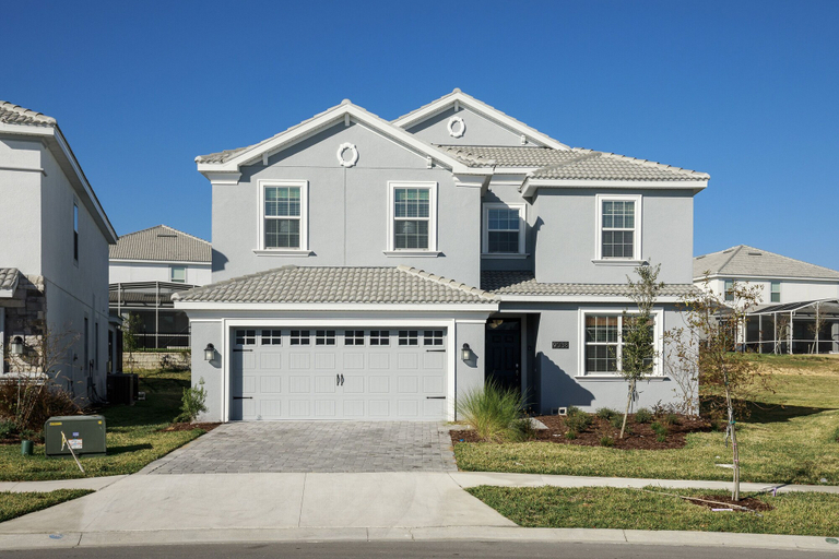 Exterior & Views