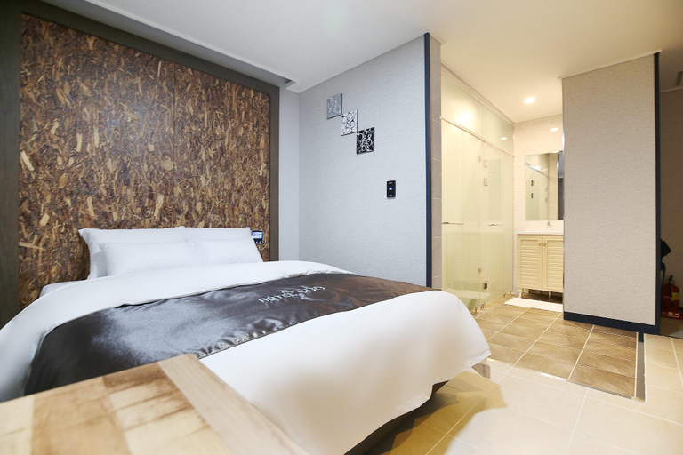 Bedroom 2, Chungju Soo Hotel, Chungju