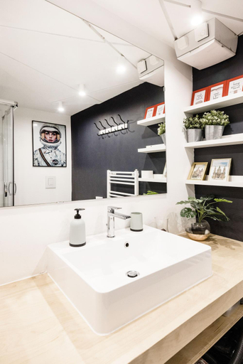 Bathroom 2, Twin Apartments, Budapesti