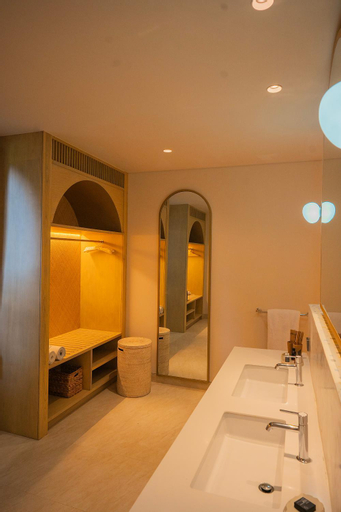 Bathroom 16