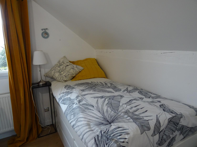 Bedroom 2, Maison d'hotes les roses tremieres, Essonne