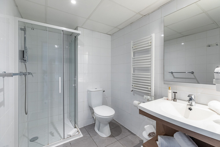 Bathroom 4, Appart'City Classic Marseille Euromed, Bouches-du-Rhône