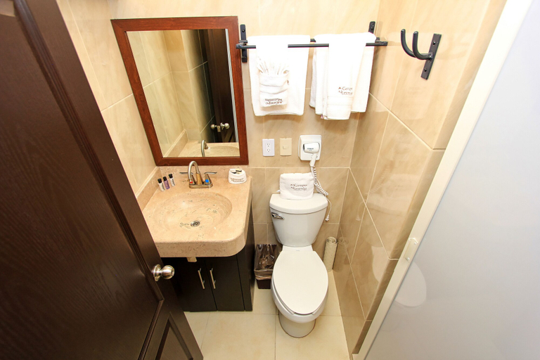 Bathroom 3, Hotel Plata Condesa, Guanajuato