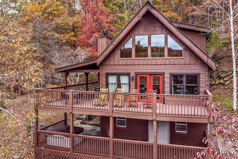 Pigeon Forge Scenic Solitude with Private Hot Tub!, Sevier