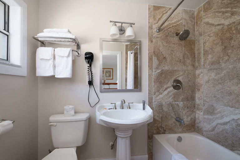 Bathroom 1, Suwannee Gables, Dixie