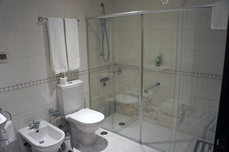 Bathroom 4, Avenida de Fatima, Ourém
