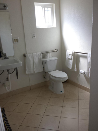 Bathroom 1, New Kansan Motel, San Bernardino