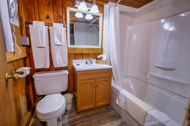 Bathroom 5, Old Orchard Inn, Kings